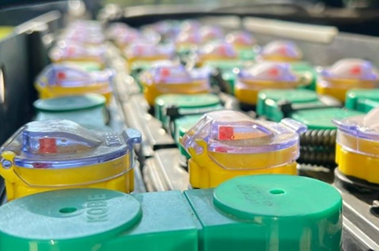 【電動堆高機「電瓶充電加水」小貼士】夏日炎炎~多喝水沒事 電動堆高機也要補水喔!