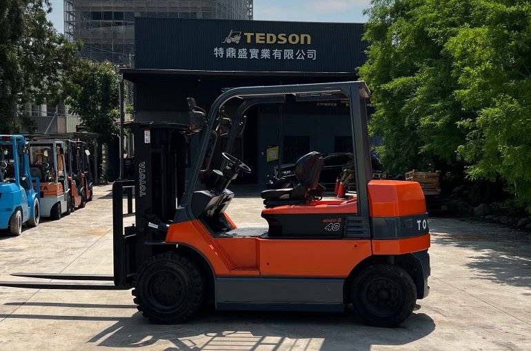 【不給橘就搗蛋】一橘到位 橙就上架 ＃電動堆高機 #TOYOTA ​ #7FB40  ​ ​ ​ * ​ 動動手指 快速搬運 環保省油無汙染  ​ ​ ​ ​ ​ ​ 更效率 更環保 省油 安全 有力*  ​ ​ ​ ​ *~配備微型操縱桿 懸浮座椅~*