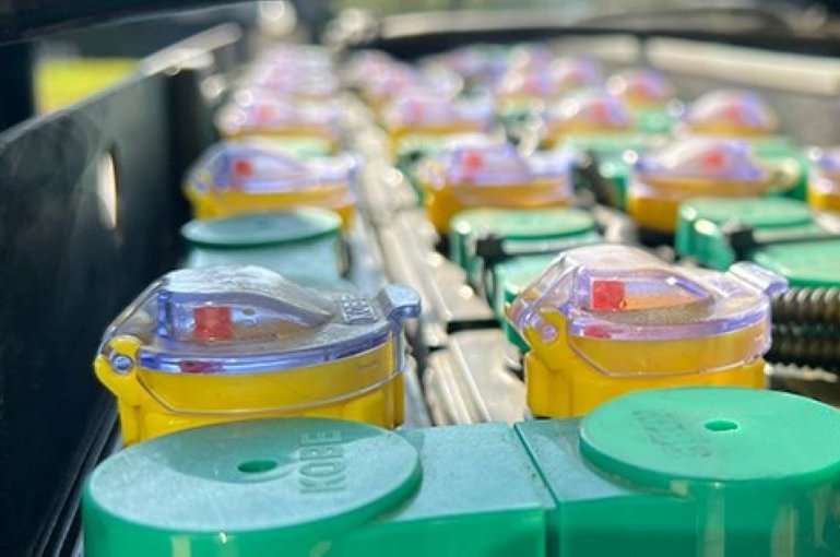 【電動堆高機心臟】電瓶保養全攻略：做對這幾步，電池壽命大延長